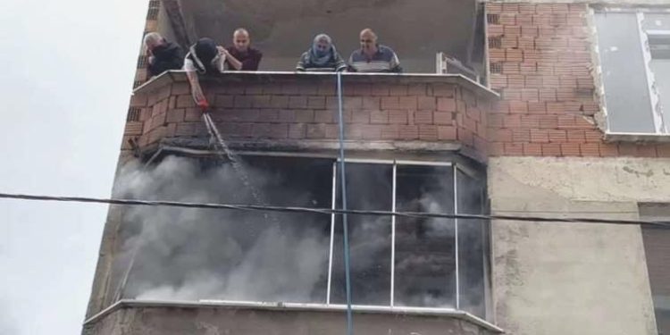 Arnavutköy’deki yangını hortum ve kovalarla su taşıyarak söndürmeye çalıştılar