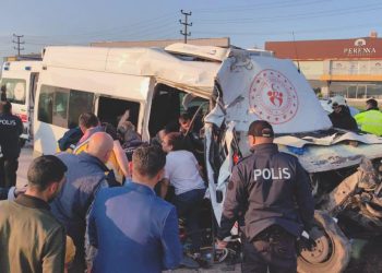 Atletleri taşıyan minibüs kamyona çarptı: Meyyit ve yaralılar var