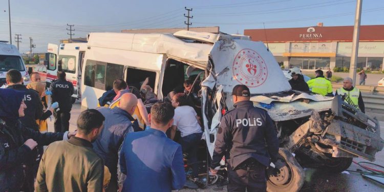 Atletleri taşıyan minibüs kamyona çarptı: Meyyit ve yaralılar var