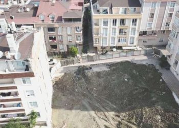 Avcılar’da inşaat temeli kazılırken yol çöktü: Yanındaki bina tahliye edildi