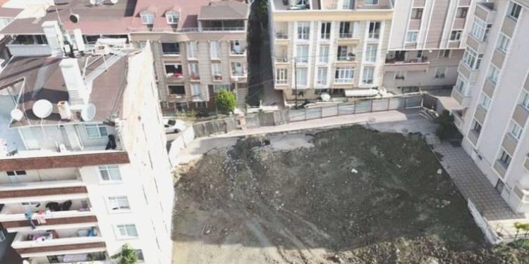 Avcılar’da inşaat temeli kazılırken yol çöktü: Yanındaki bina tahliye edildi