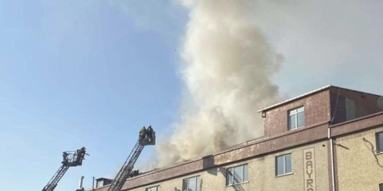 Bağcılar’da 5 katlı iş merkezinde yangın!