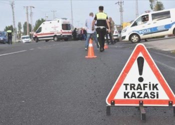 Bağcılar’da personel servisi istikamet tabelası direğine çarptı: 13 kişi yaralandı!