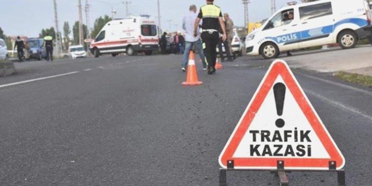 Bağcılar’da personel servisi istikamet tabelası direğine çarptı: 13 kişi yaralandı!