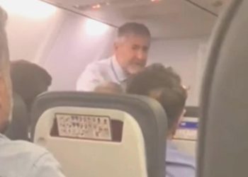 Bakan Nebati ile uçakta bekleyen yolcular ortasındaki tartışmaya ilişkin yeni imgeler çıktı: Her vakit uçağa en son bakan biner