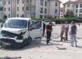 Bankaya para taşıyan minibüs ile kamyonet çarpıştı: 2 yaralı