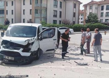 Bankaya para taşıyan minibüs ile kamyonet çarpıştı: 2 yaralı