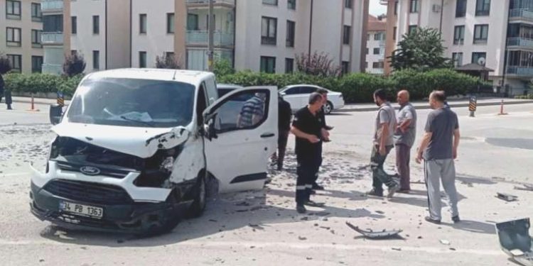 Bankaya para taşıyan minibüs ile kamyonet çarpıştı: 2 yaralı