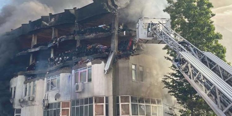 Başakşehir Organize Sanayi bölgesinde çıkan yangın 16. saatinde devam ediyor