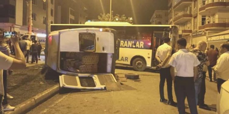 Batman’da belediye otobüsü ile minibüs çarpıştı: 8 yaralı