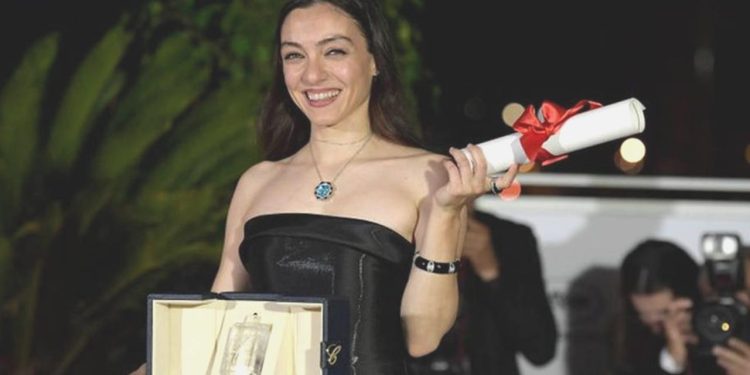 Bayan Oyunculardan Dizdar’a Takviye İletisi