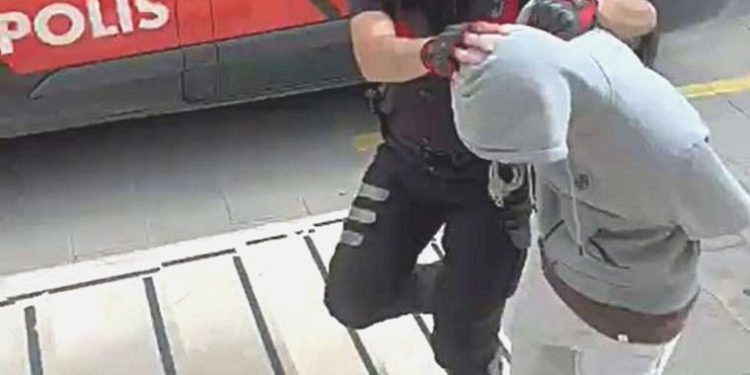 Bebek arabasının altına ‘torpil’ attılar