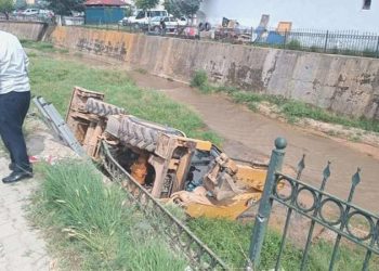 Belediyeye ilişkin iş makinesi dere yatağına devrildi: 3 emekçi yaralandı!