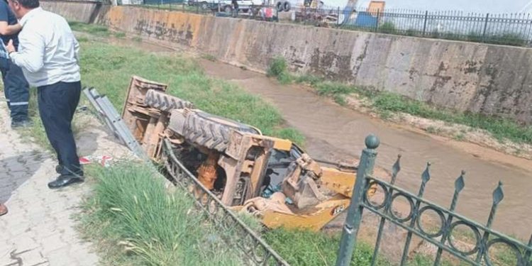 Belediyeye ilişkin iş makinesi dere yatağına devrildi: 3 emekçi yaralandı!