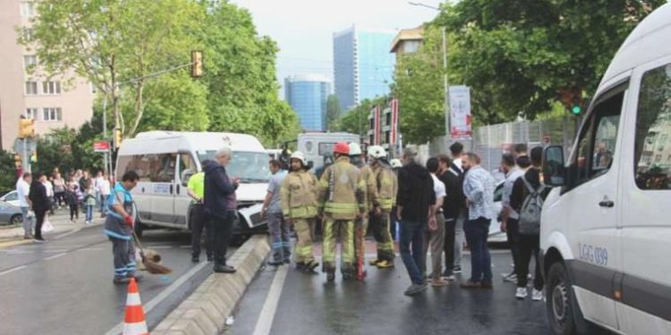 Beşiktaş’ta servis minibüsü arabaya çarptı: 4 yaralı