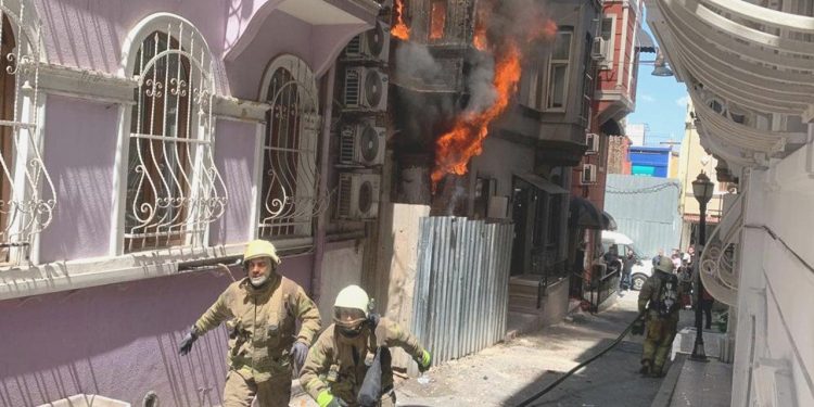 Beyoğlu’nda Yangın Paniği