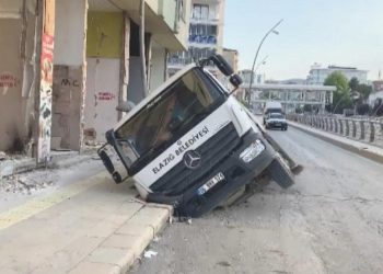 Bir anda yol çöktü, içine devrildi