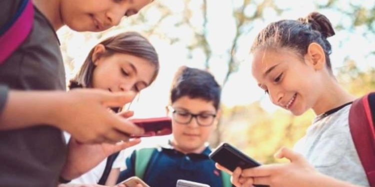 Bir ülke çocukların toplumsal medya erişiminde değişikliğe gitti