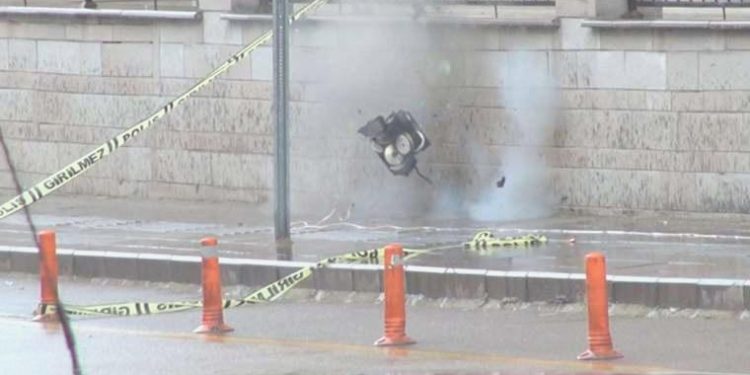 ‘Bomba’ paniği: Patlatılan çantanın içinden CD çıktı