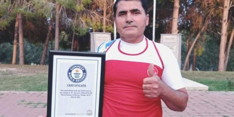 Bu sefer de ‘Başparmakla imtihan çekme rekoru’ ile Guinness’e girdi