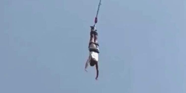 Bungee Jumping yaparken ip koptu