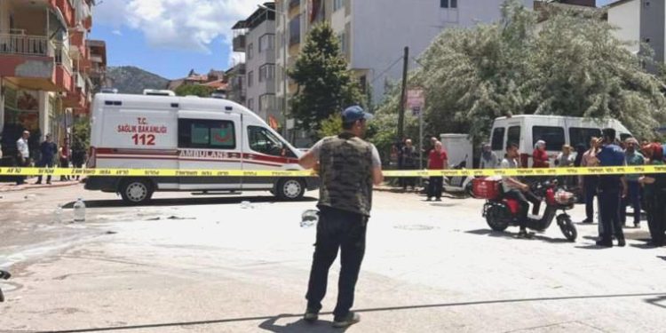 Burdur’da dehşet anları: Asker olduğu sav edilen bir kişi akaryakıtla kendini yaktı