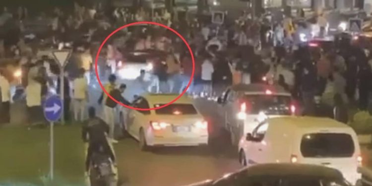 Bursa’da Araba Kutlama Yapan Taraftarların Ortasına Daldı