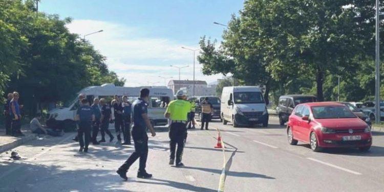 Bursa’da personel servisi ile araba çarpıştı: Meyyit ve yaralılar var