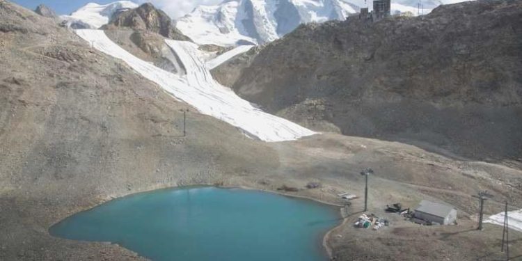 Buzulların süratle eridiği İsviçre’de yeni iklim kanunu referandumda kabul edildi