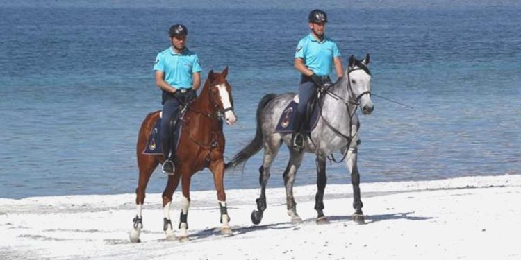 Çamur banyosu yasaklandı: Salda Gölü’nde ziyaretçiler uyarılıyor