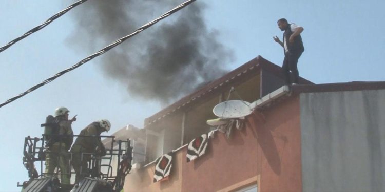 Çatıda Can Pazarı: Elinde Sigarasıyla Kurtarılmayı Bekledi