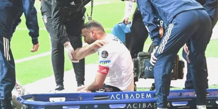 Cenk Tosun 2 ay yok!