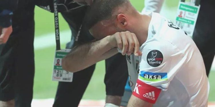Cenk Tosun sakatlandı, gözyaşlarını tutamadı