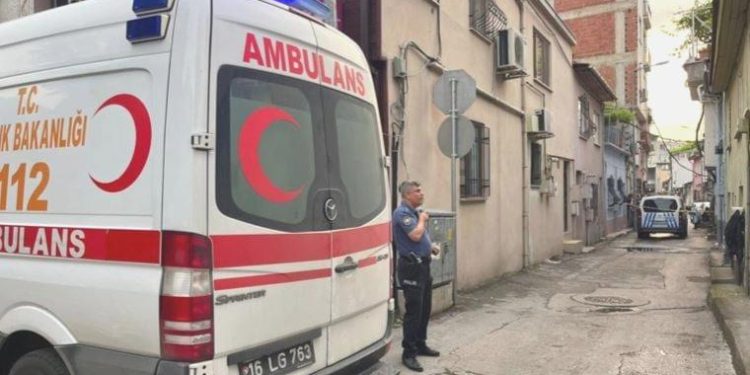 Cezaevinden çıktı, üvey babası ve annesini bıçakladı