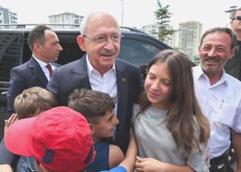 CHP önderi Kılıçdaroğlu Babalar Günü’nde depremzede aileleri ziyaret etti