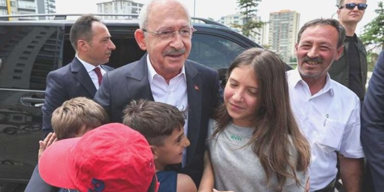 CHP önderi Kılıçdaroğlu Babalar Günü’nde depremzede aileleri ziyaret etti