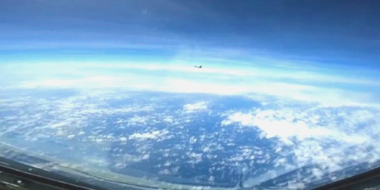 Çin savaş uçağının ABD uçağını engellediği anlar kamerada