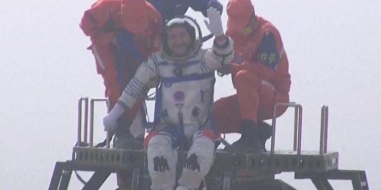 Çin’in uzay istasyonundaki taykonot takımı Dünya’ya döndü