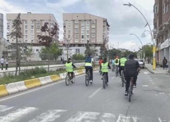 Çocuk çalışanlar için pedal çevirdiler