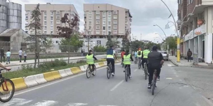 Çocuk çalışanlar için pedal çevirdiler