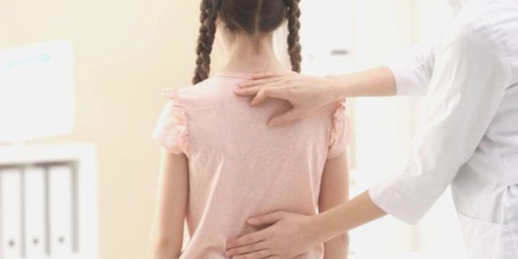 Çocuklarda skolyozun erken teşhisinde ebeveynlere de misyon düşüyor