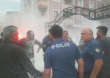 Çorum’da hareketli dakikalar: Emniyetin önünde kendini ateşe verdi