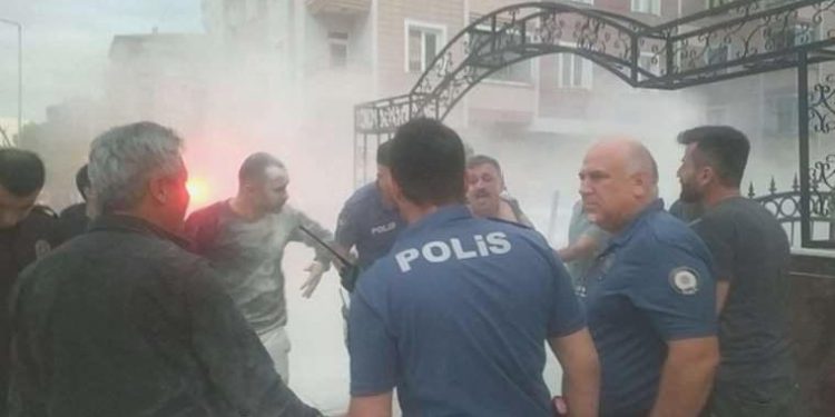 Çorum’da hareketli dakikalar: Emniyetin önünde kendini ateşe verdi