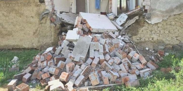 Çorum’da sağanak nedeniyle konutun duvarı çöktü!