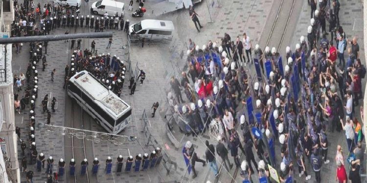 Cumartesi Anneleri’ne Aksi Kelepçeli Gözaltı!