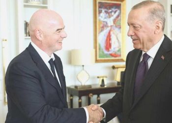 Cumhurbaşkanı Erdoğan, FIFA Lideri Infantino ile görüştü: Forma armağan etti!