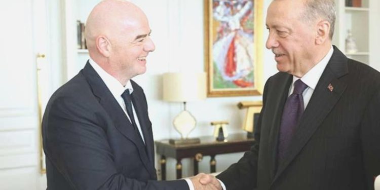 Cumhurbaşkanı Erdoğan, FIFA Lideri Infantino ile görüştü: Forma armağan etti!