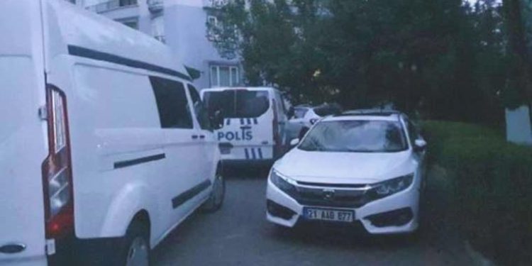 Dehşet veren olay: Annesi ve kız kardeşini odaya kilitleyip, babasının boğazını kesti