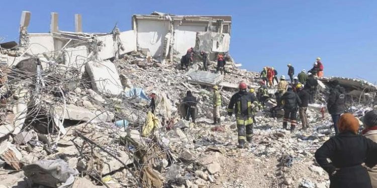 Depremzedelerin eşyalarına el koydular: Yıkım takımlarının hali alaycı