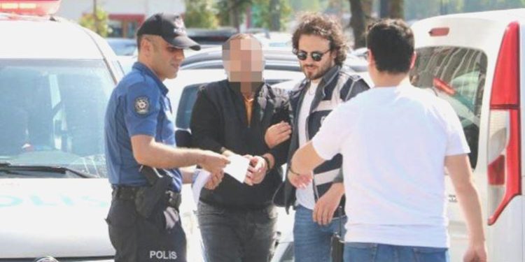 ‘Depremzedeyim’ diyerek uydurma akıllı saat ve kulaklık satan kuşkulu yakalandı